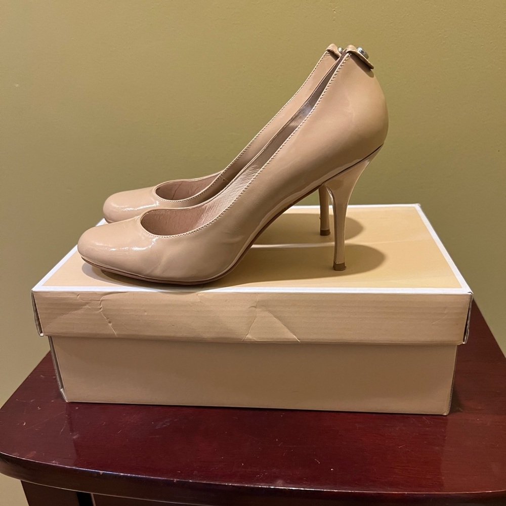 Michael Kors nude heels. Patent Leather upper 3 1/2 inch heel size 6 1/2.